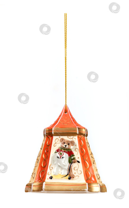 Скачать Керамическая рождественская игрушка (карусель), выделенная на белом фоне фотосток Ozero