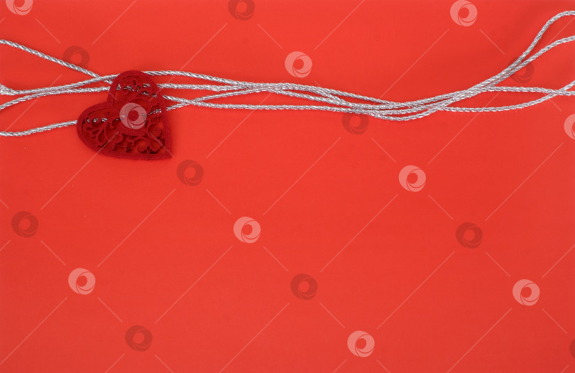 Скачать Традиционный рождественский красный фон с серебряными лентами и красным сердцем для поздравительной надписи / объявления фотосток Ozero