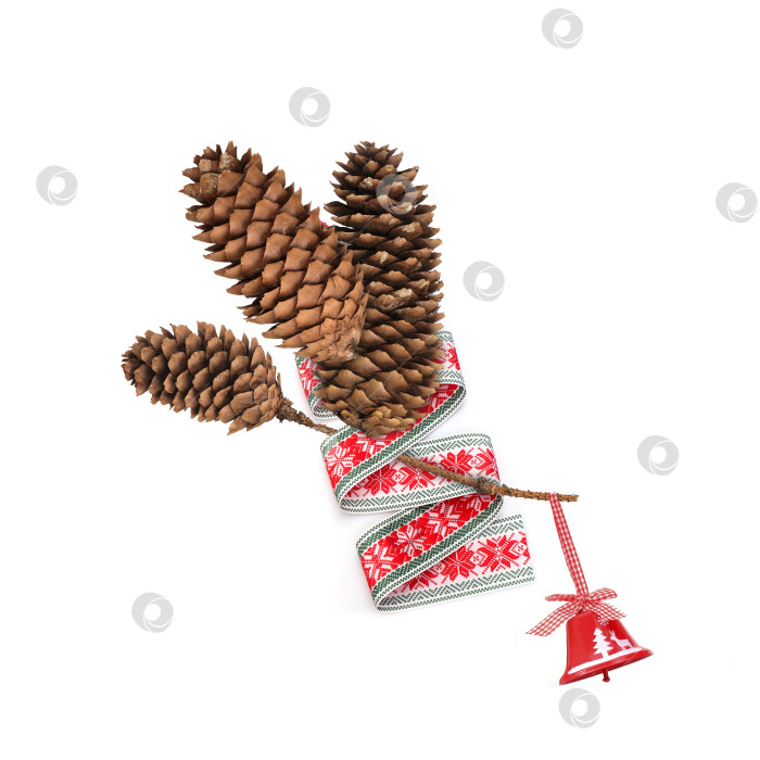 Скачать Рождественские украшения: ветки, сосна и ягоды под снегом фотосток Ozero