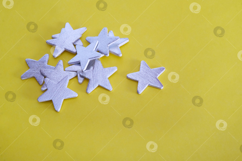 Скачать Традиционный рождественский желтый фон с серебряными звездами для поздравительной надписи или объявления фотосток Ozero