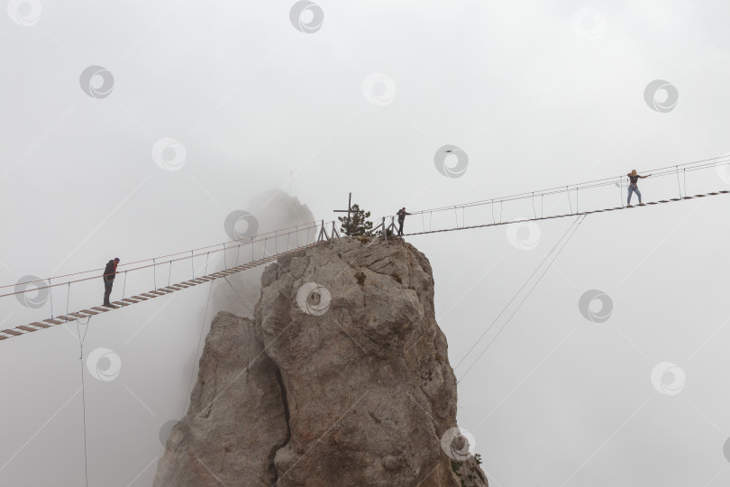 Скачать Ай-Петри, Россия - Сентябрь 25,2020: Перекидной мост на Ай-Петри фотосток Ozero