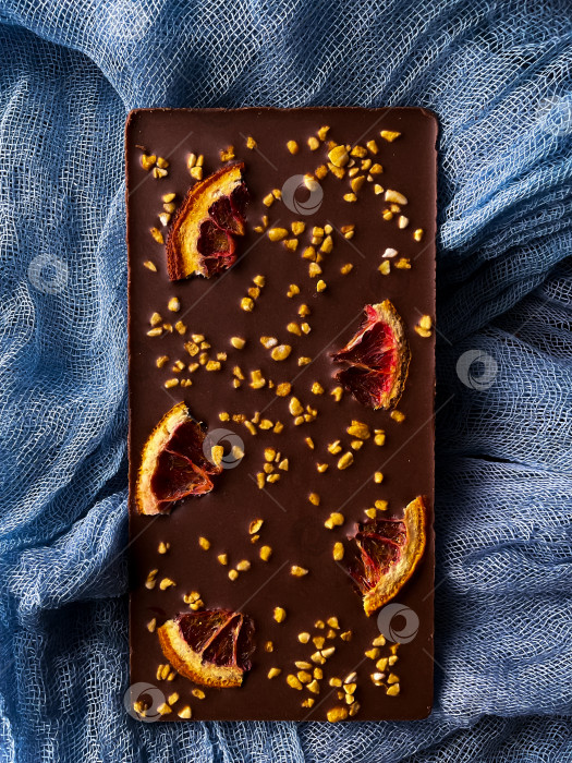 Скачать Темный шоколад с сушеными апельсинами и арахисовой крошкой, вид сверху фотосток Ozero