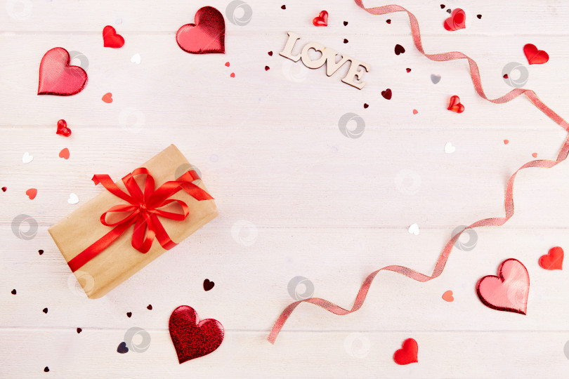 Скачать Фон на День святого Валентина. Подарок, красная лента, декор, сердечки фотосток Ozero