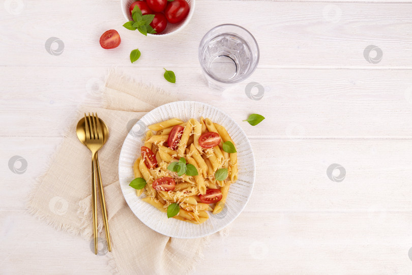 Скачать Классическая итальянская паста пенне с помидорами, томатным соусом, базиликом. фотосток Ozero