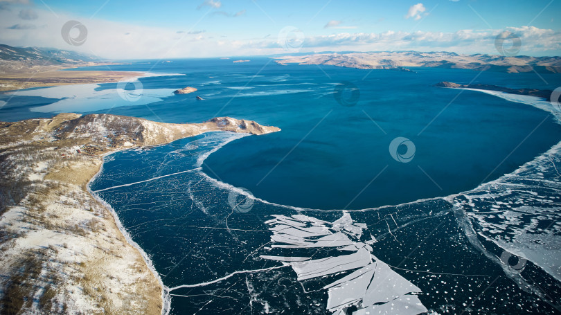 Скачать Озеро Байкал в декабре. Вид на замерзший Куркутский залив фотосток Ozero