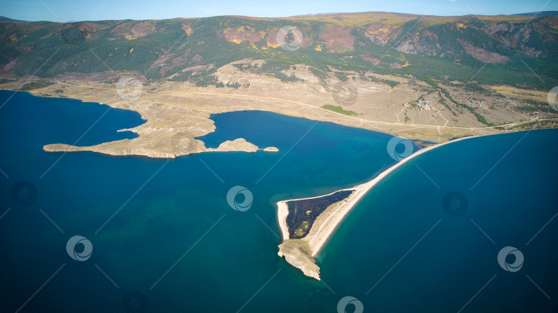 Скачать Озеро Байкал с воздуха. Вид на залив недалеко от деревни Курма, мыс Уюга. фотосток Ozero