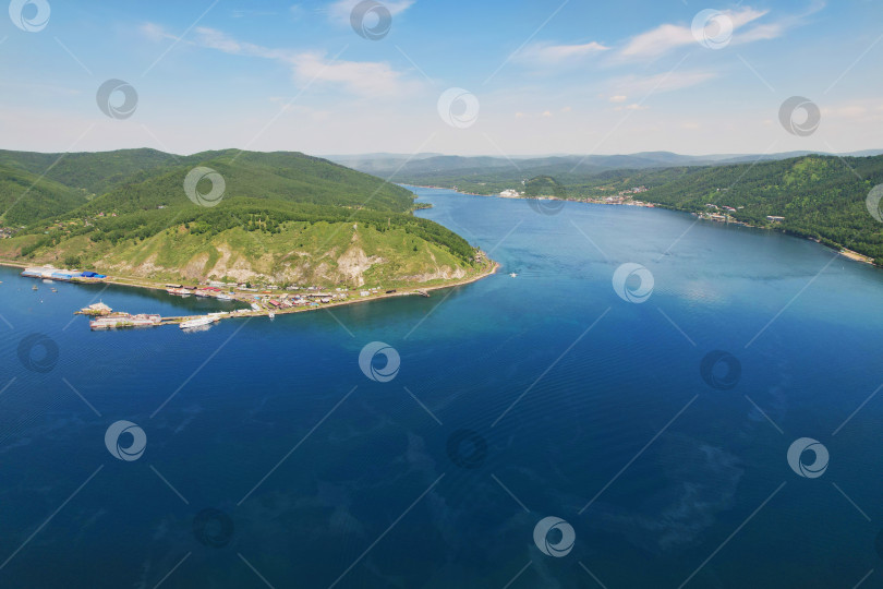 Скачать Вид с высоты птичьего полета на порт Байкал и исток реки Ангары. Озеро Байкал летом фотосток Ozero