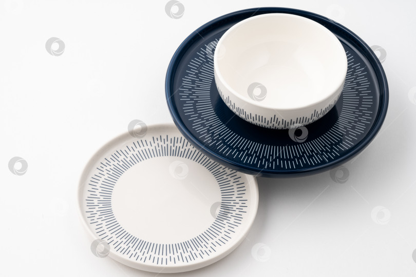 Скачать Набор роскошных бело-голубых керамических кухонных принадлежностей на белом фотосток Ozero