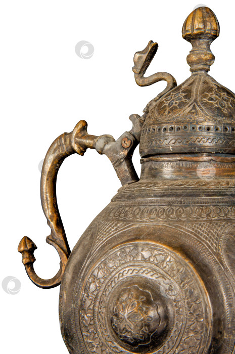 Скачать Крупный план старинного металлического чайника с художественной чеканкой и фотосток Ozero