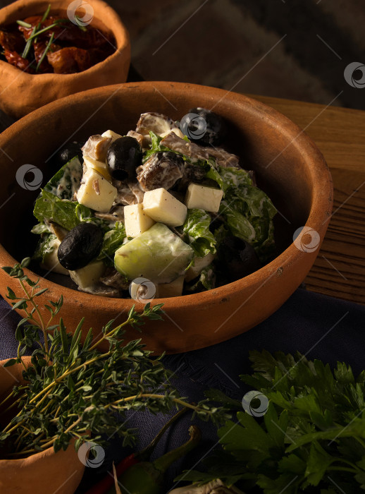 Скачать Снимок крупным планом изысканного грузинского салата на столе ресторана фотосток Ozero