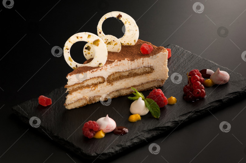 Скачать торт с ягодами на темном фоне фотосток Ozero