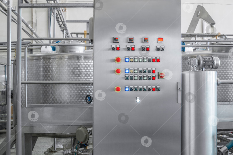 Скачать оборудование на заводе по производству напитков фотосток Ozero