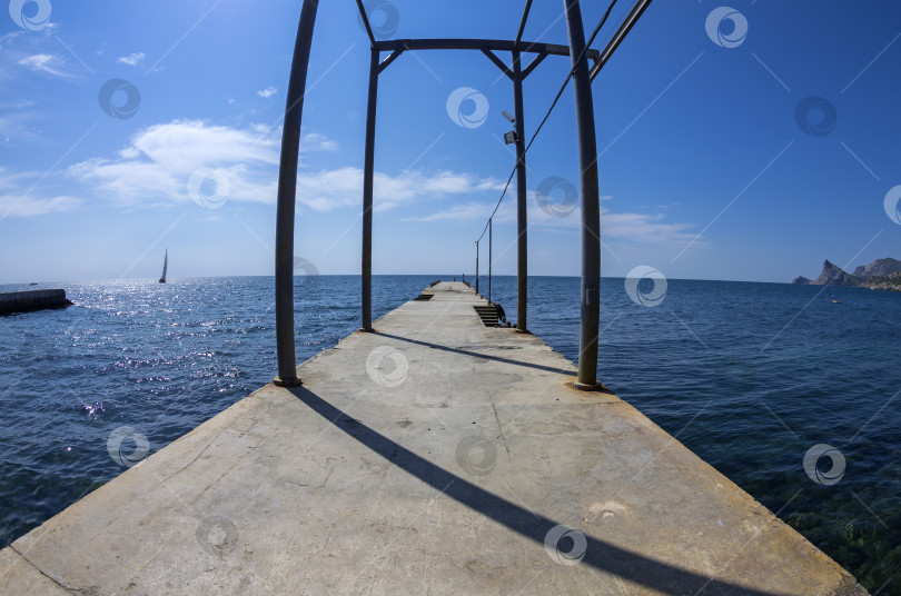 Скачать Вид с пирса на морской горизонт. фотосток Ozero