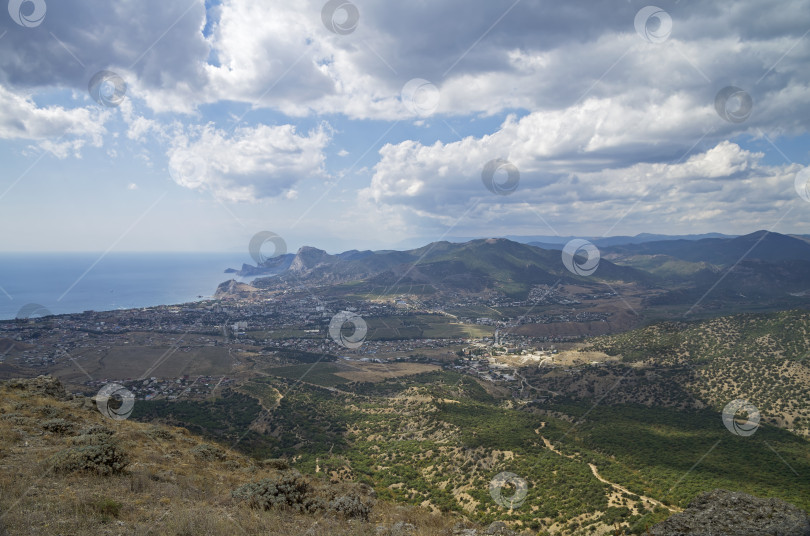 Скачать Панорама небольшого курортного городка в Крыму с вершины горы мо фотосток Ozero