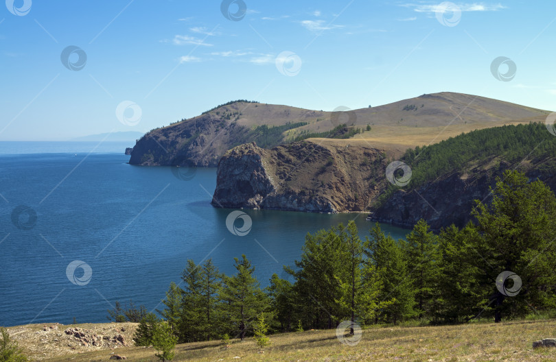 Скачать Высокие обрывистые берега Ольхона. Озеро Байкал, Россия. фотосток Ozero