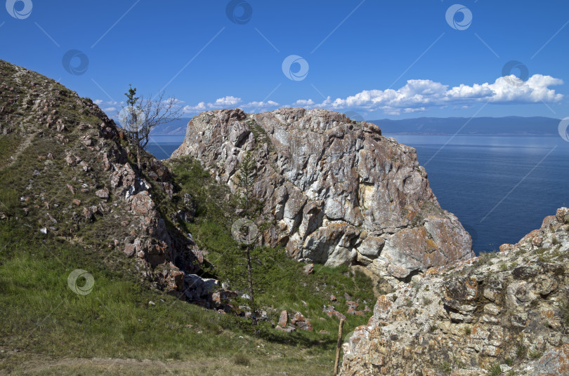 Скачать Прибрежные скалы. Озеро Байкал, Россия. фотосток Ozero