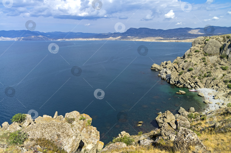 Скачать Небольшая бухта в прибрежных скалах. Крым. фотосток Ozero