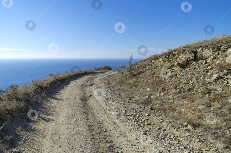 Скачать Грунтовая дорога в Крымских горах. фотосток Ozero