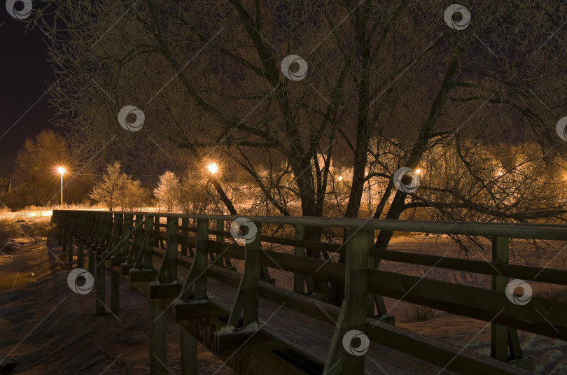 Скачать Пешеходный мост ночью. Суздаль, Россия. фотосток Ozero