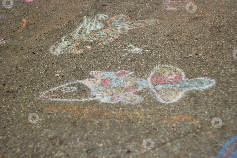 Скачать Фотография детей, рисующих мелом на тротуаре. фотосток Ozero