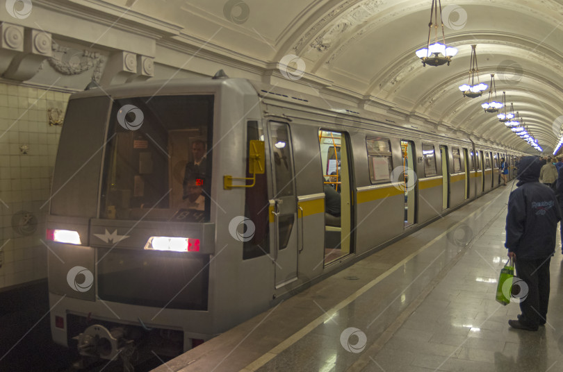 Скачать Поезд метро стоит на станции фотосток Ozero