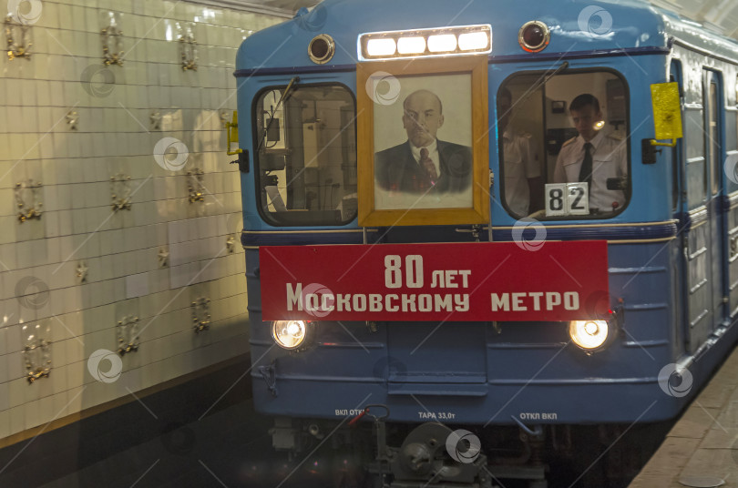 Скачать Поезд Московского метрополитена с портретом Ленина. фотосток Ozero