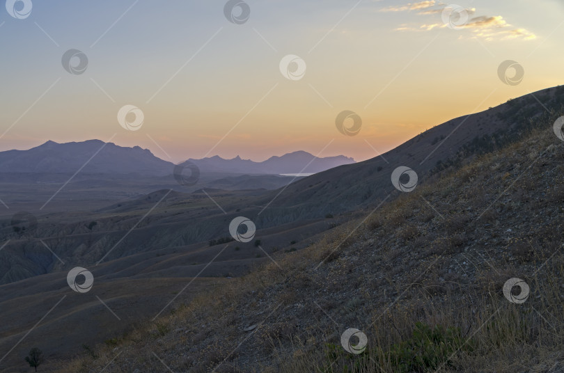 Скачать Рассвет в Крымских горах. фотосток Ozero