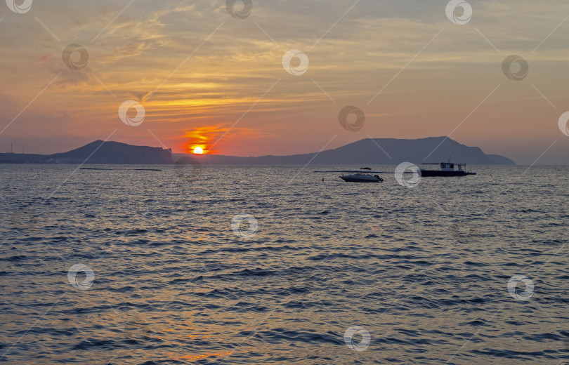 Скачать Тихоокеанский восход солнца на Черном море. фотосток Ozero