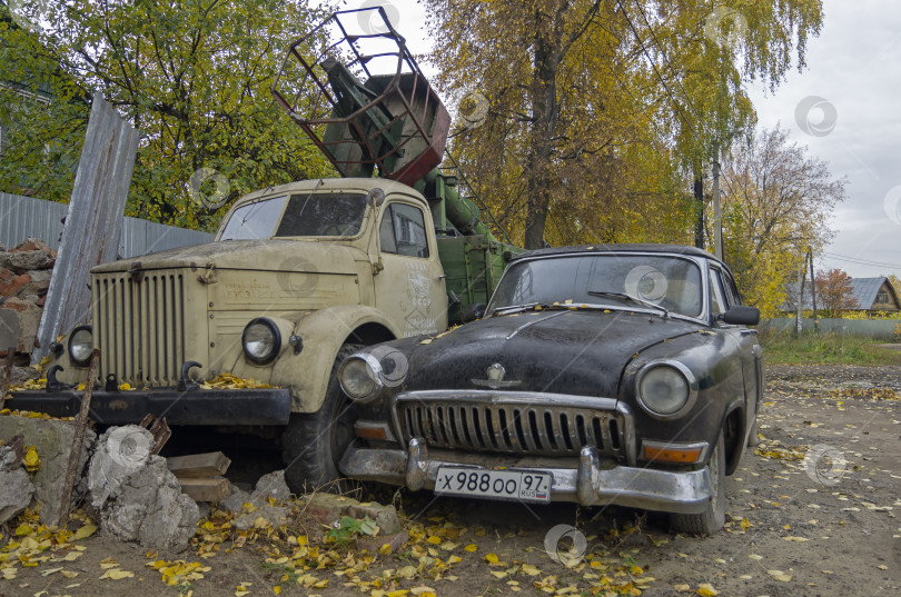 Скачать Старые русские автомобили Волга ГАЗ 21 и грузовик ГАЗ 51 фотосток Ozero