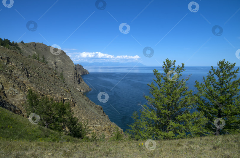 Скачать Крутой скалистый берег. Озеро Байкал, Россия. фотосток Ozero