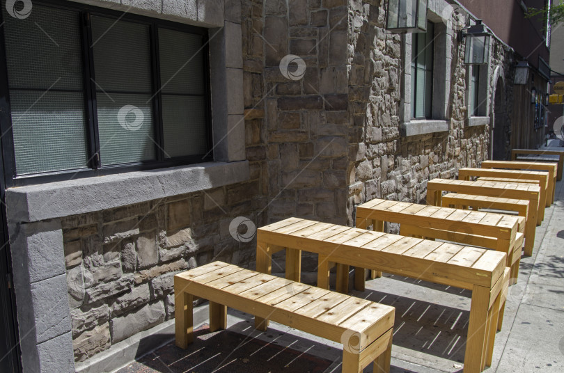 Скачать Деревянные столы и скамейки на городской улице. фотосток Ozero