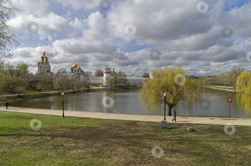 Скачать Пруд у стен Новодевичьего монастыря. Москва. фотосток Ozero