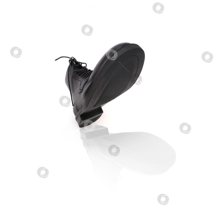 Скачать Модные черные ботинки для мужчин и женщин, выделенные на белом фоне фотосток Ozero