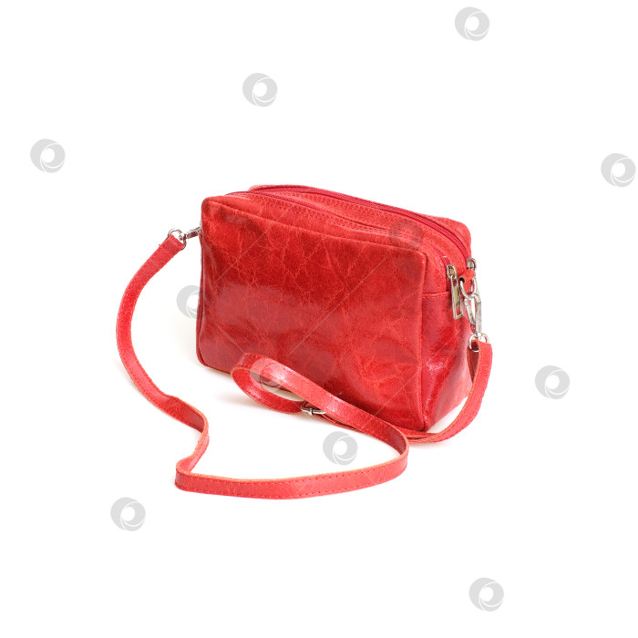 Скачать Элегантная красная женская сумка через плечо, выделенная на белом фоне фотосток Ozero