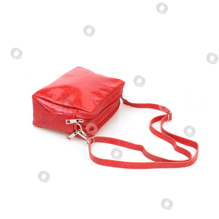 Скачать Элегантная красная женская сумка через плечо, выделенная на белом фоне фотосток Ozero