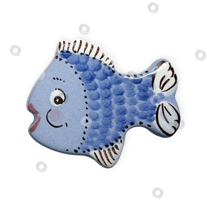 Скачать Забавная керамическая рыбка, выделенная на белом фоне. Элемент дизайна с контуром отсечения фотосток Ozero