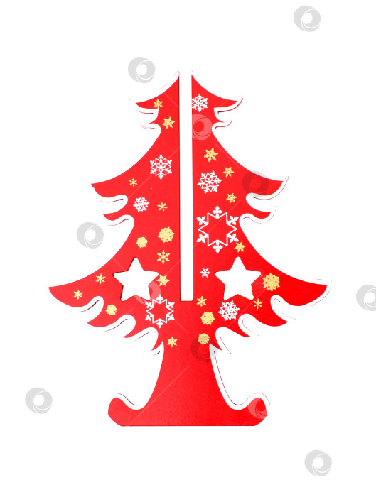 Скачать Красная деревянная рождественская елка, изолированная на белом фоне. Элемент дизайна с контуром отсечения фотосток Ozero