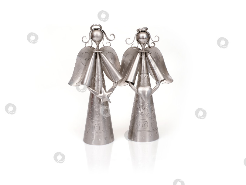 Скачать Два металлических ангела со звездой и сердцем, выделенные на белом фоне фотосток Ozero