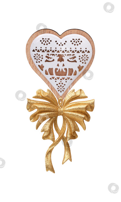 Скачать Деревянное декоративное сердце с рождественским орнаментом и золотым бантом, выделенное на белом фоне. Элемент дизайна с контуром отсечения фотосток Ozero