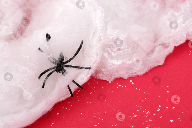 Скачать Концепция изолированного новогоднего плаката с белой паутиной на красном фоне фотосток Ozero