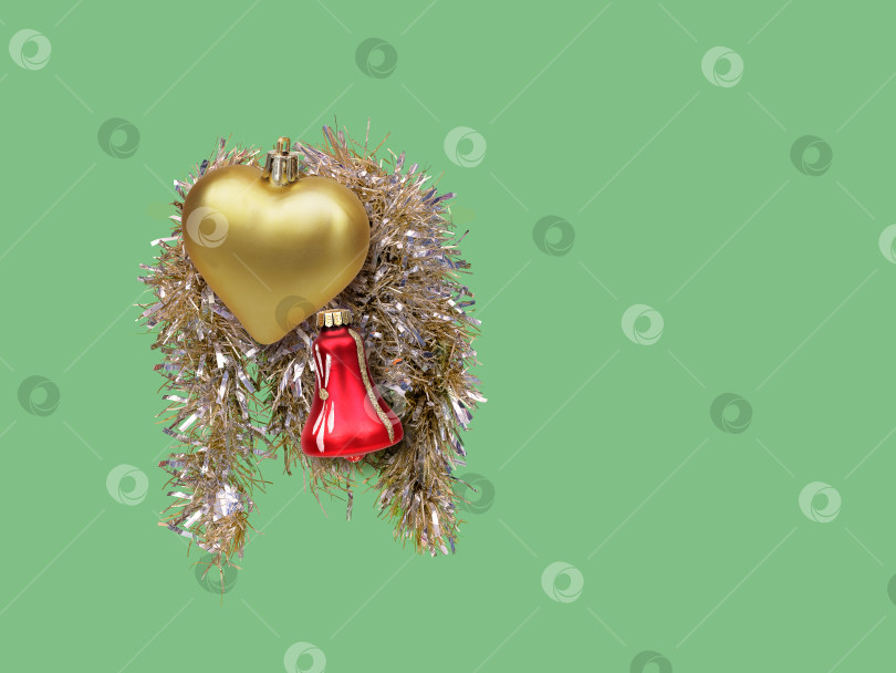 Скачать Золотая композиция рождественской елки, выделенная на зеленом фоне фотосток Ozero