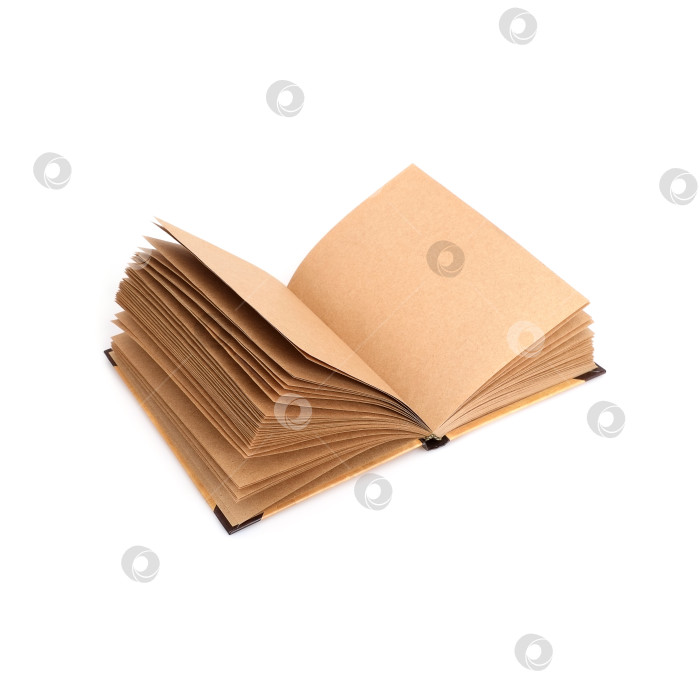 Скачать Блокнот с чистыми листами крафтовой бумаги, выделенными на белом фоне фотосток Ozero