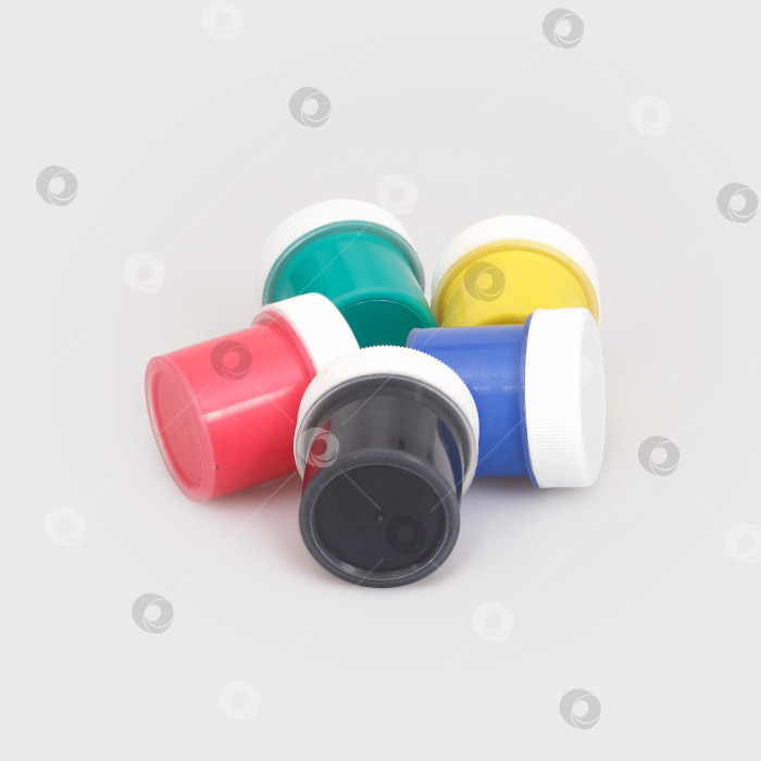 Скачать Бутылки с разноцветной гуашью, выделенные на белом фоне фотосток Ozero