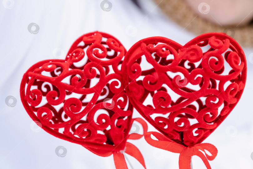 Скачать Два красных сердца в руках - поздравительная открытка ко Дню святого Валентина, празднику всех влюбленных 14 февраля. Пространство для копирования. Приглашение на свидание, любовь, свидания, валентинка фотосток Ozero
