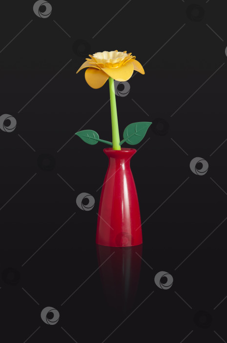 Скачать Искусственный цветок в красной вазе, выделенный на черном фоне. Элемент дизайна с контуром отсечения фотосток Ozero