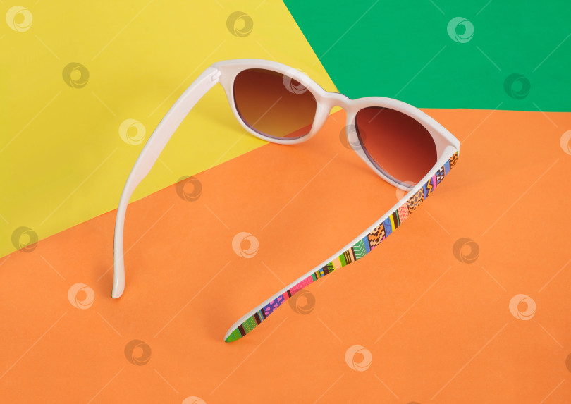 Скачать Солнцезащитные очки, выделенные на цветном фоне для нанесения на портрет фотосток Ozero