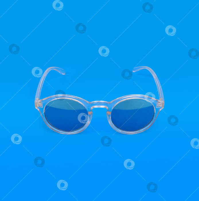 Скачать Солнцезащитные очки, выделенные на синем фоне, для нанесения на портрет фотосток Ozero