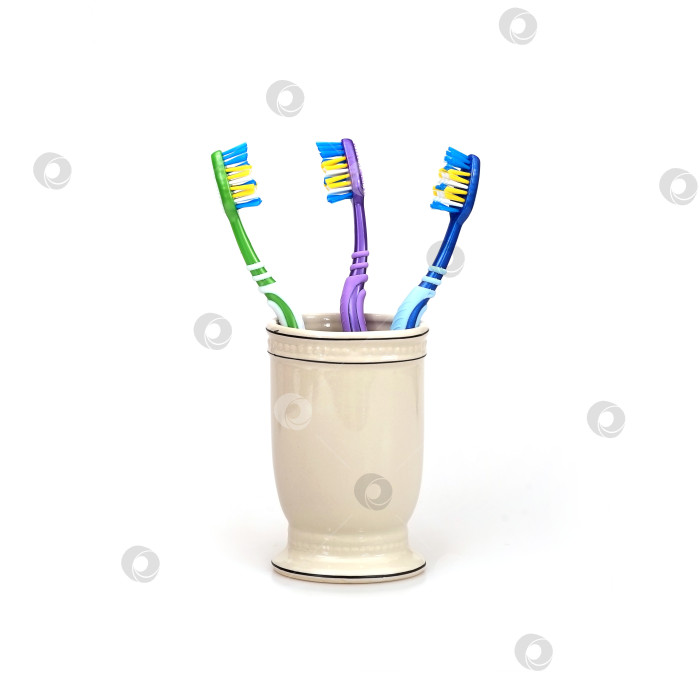 Скачать Зубные щетки в стакане, выделенные на белом фоне фотосток Ozero