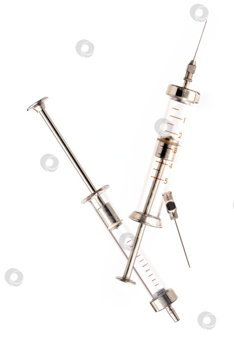Скачать Старые стеклянные медицинские шприцы, выделенные на белом фоне фотосток Ozero