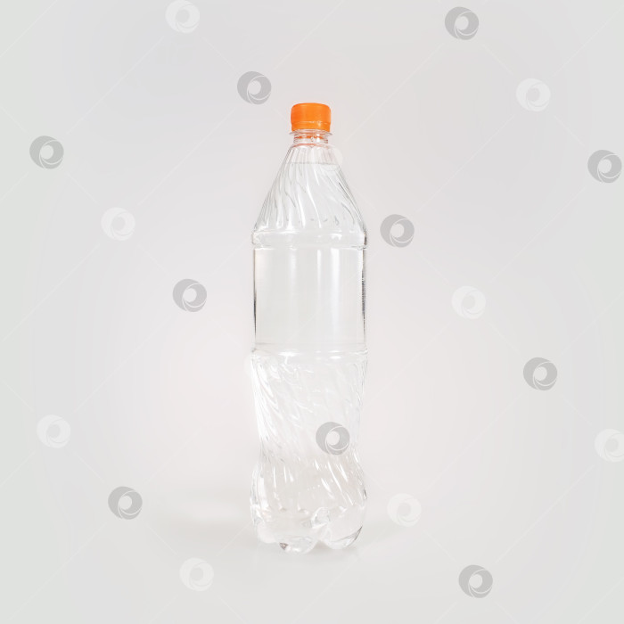 Скачать Питьевая вода в пластиковой бутылке, выделенная на белом фоне фотосток Ozero